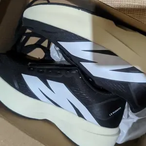 Tênis preto e branco na caixa