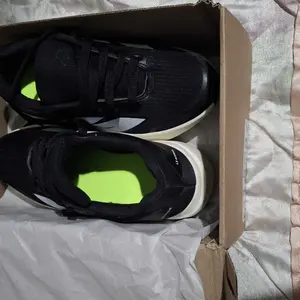 Par preto na caixa com palmilha verde