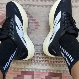 Par preto e branco calçado com meia esportiva