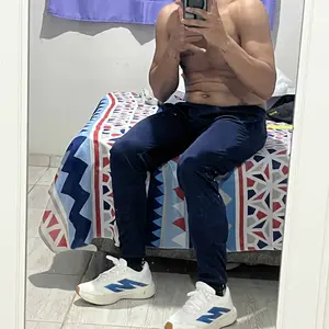 Cliente usando o tênis branco com azul em look casual